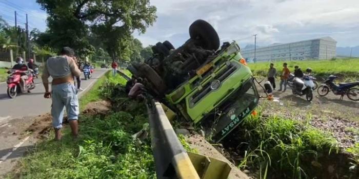 “Langsung clep, nggak Mau Berhenti”, Truk Pengangkut Batubara Terguling di Parit Jalan Perintis 99 Sukabumi