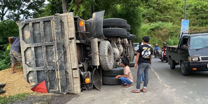 As Pully Patah saat Lintasi Jalan Rusak, Truk Tronton Bermuatan Batu Terguling di Cikembar Sukabumi