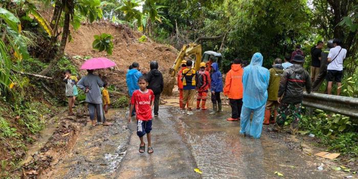 Hujan Deras Picu Longsor di Warungkiara Sukabumi, Akses Jalan Menuju 5 Desa dan Kegiatan Warga Lumpuh Total