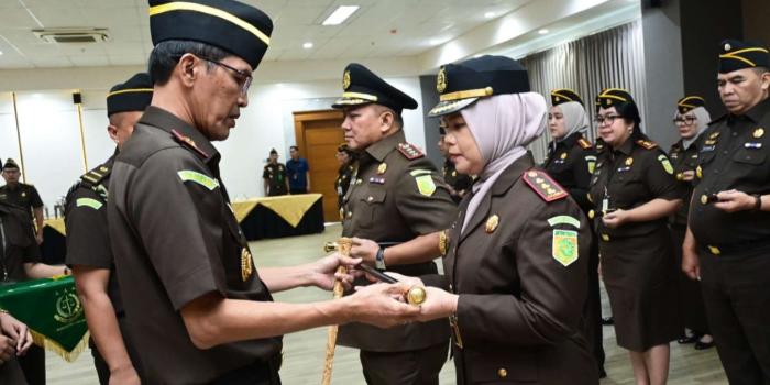 Dilantik Kajati Jabar, Siti Holijah Harahap Resmi Jabat Kajari Kota Sukabumi
