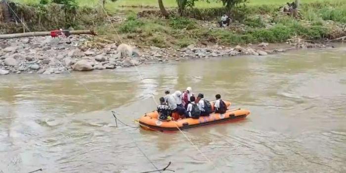 Jembatan Leuwidinding Sukabumi Rusak, Warga dan Pelajar Seberangi Sungai Cimandiri dengan Perahu Karet