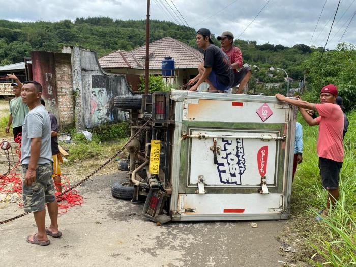 Aspal Jalan Rusak Parah, Mobil Pengangkut Es Krim Terbalik di Jalan Desa Sekarwangi Cibadak Sukabumi