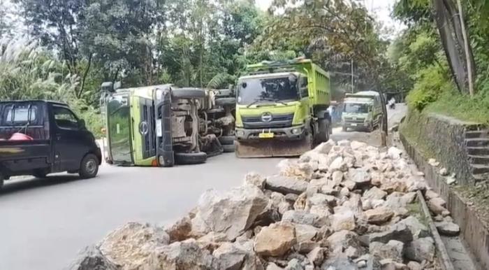 Kata Sopir: “Remnya Ngebanggel”, Truk Terbalik di Lokasi Jalan Rusak Jampangtengah Sukabumi