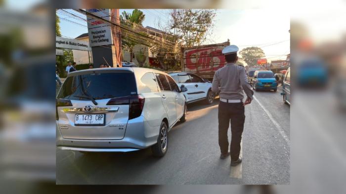 Lalulintas Tengah Padat Saat Jam Pulang Karyawan Pabrik, Truk Tabrak 1 Sepeda Motor dan 3 Mobil di Cibadak Sukabumi
