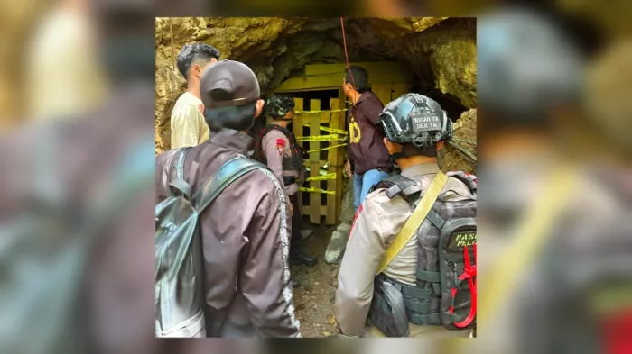 Tindak Tegas PETI di Gorontalo Utara, Petugas Ditreskrimsus Polda Gorontalo Pasang Police Line di Lubang Tambang dan Tromol Pengolahan Hasil Tambang