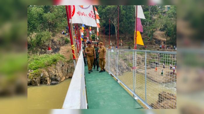 Jembatan Gantung Garuda Merah Putih di Cibadak Sukabumi Diresmikan Wabub Sukabumi dan Dandim 0607/Kota Sukabumi, Pelajar: “Terima Kasih Presiden Prabowo Subianto”